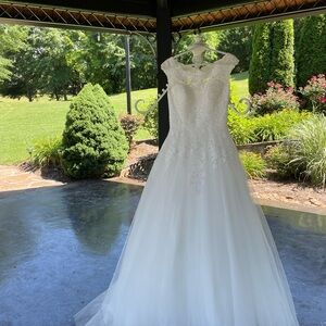 Elegant Ivory Wedding Gown